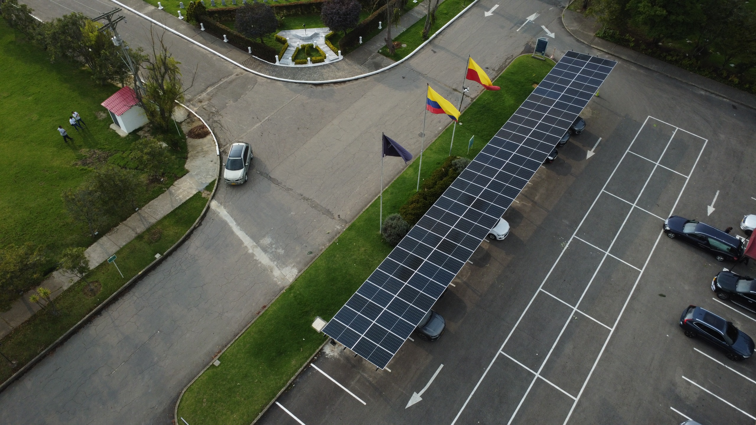 Estructura de carport solar fotovoltaico y parqueadero institucional en Cundinamarca - VOLTIX ENERGY