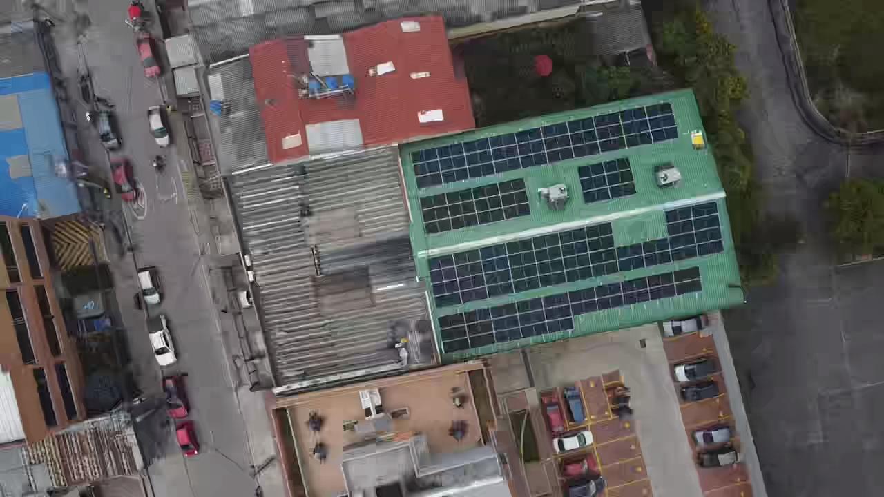 Paneles solares sobre cubierta coplanar metálica para centro logístico - VOLTIX ENERGY