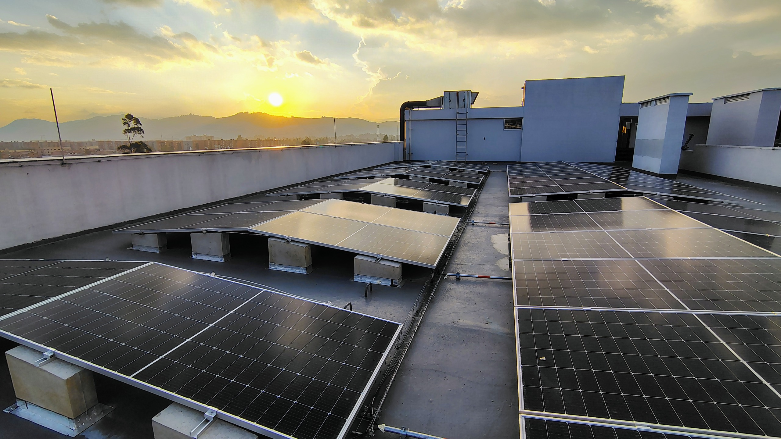 Instalación de paneles solares fotovoltaicos en Colombia por VOLTIX ENERGY
