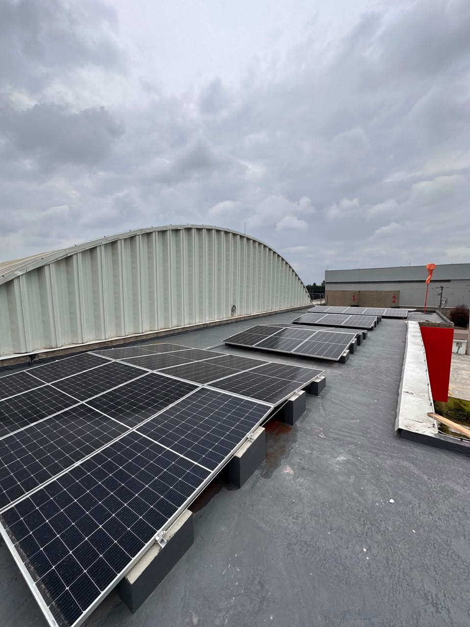 Montaje de estructuras y paneles solares bajo normativa RETIE en Colombia - VOLTIX ENERGY